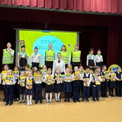 Сотрудники «Лаборатории безопасности» посвятили первоклассников в юных пешеходов